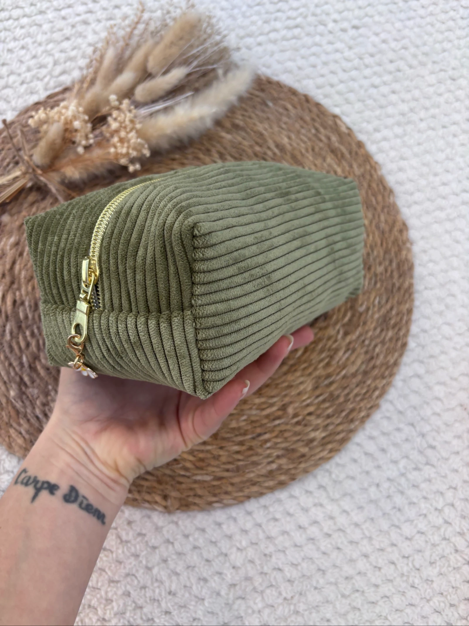 Estuche de maquillaje de terciopelo acanalado Olive – photo 2